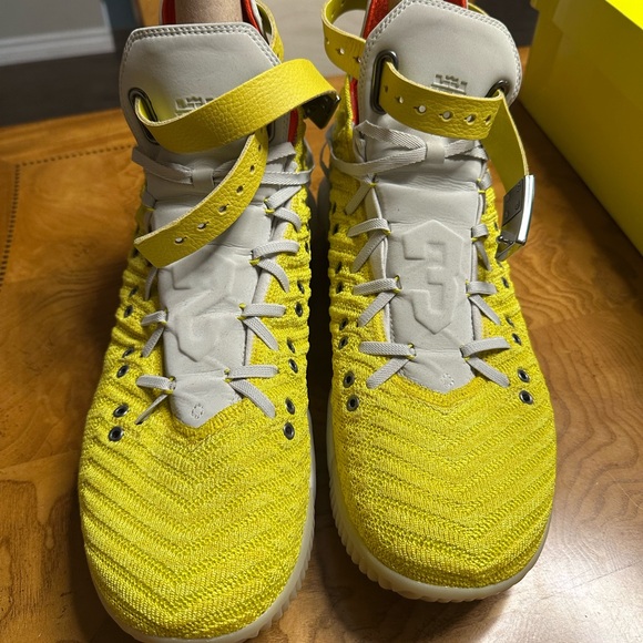 Nike LeBron 16 Harlem Fashion Row Size 13 shoes. - Picture 4 of 9